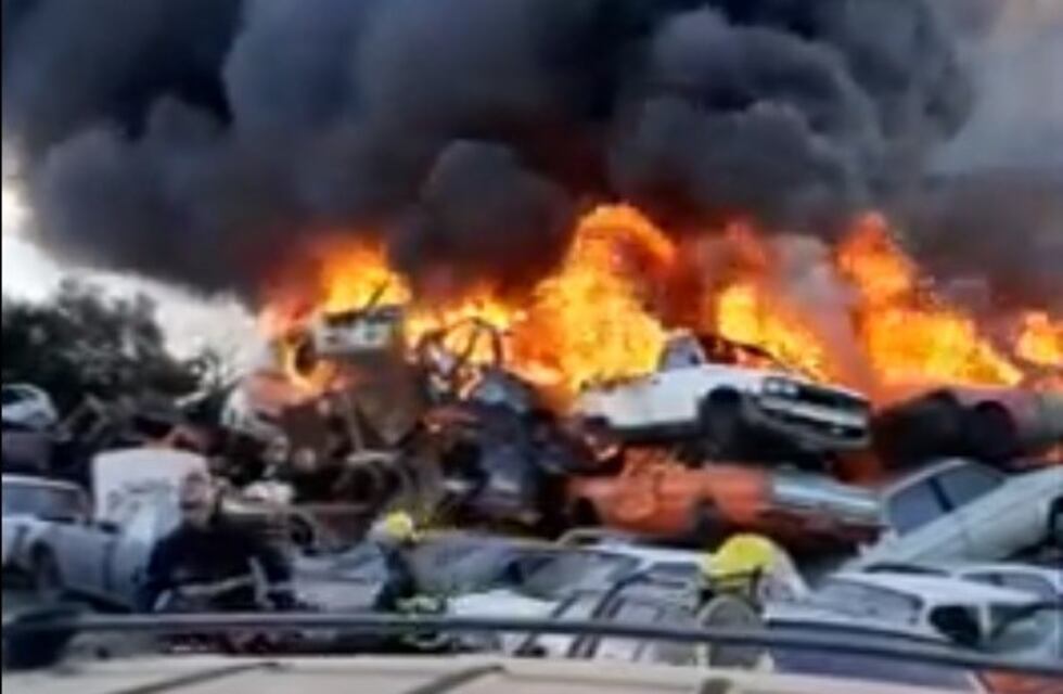 Un incendio destruye decenas de autos en la playa San Agustín