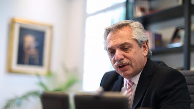 El presidente Alberto Fernández en plena comunicación telefónica. (Foto: Presidencia)
