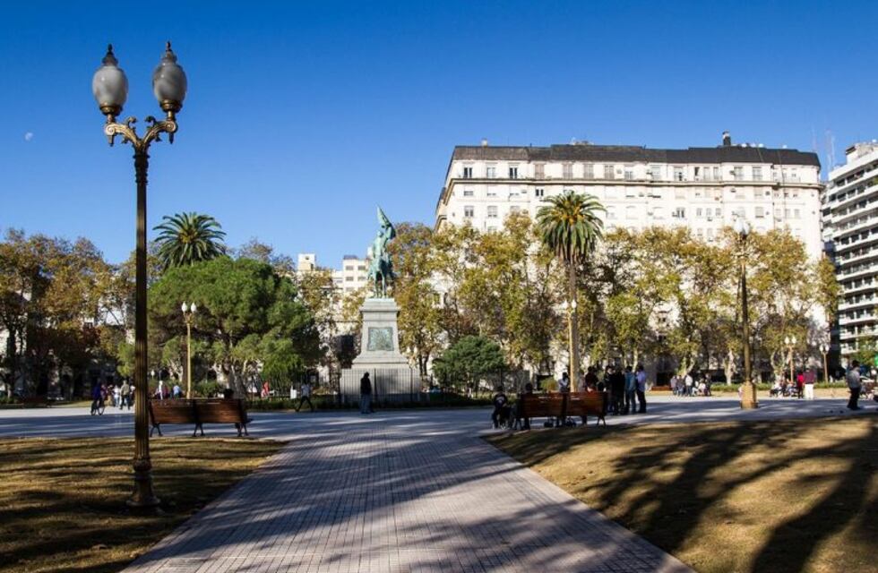 Se descompensó un hombre en plaza San Martín y murió