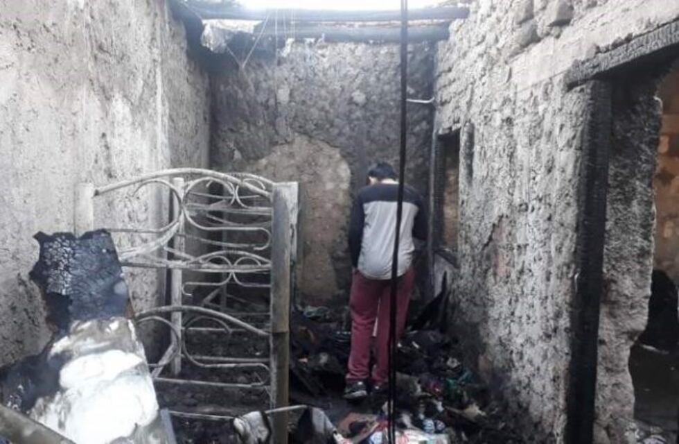 Falló un caloventor mientras dormían y se les incendió la casa