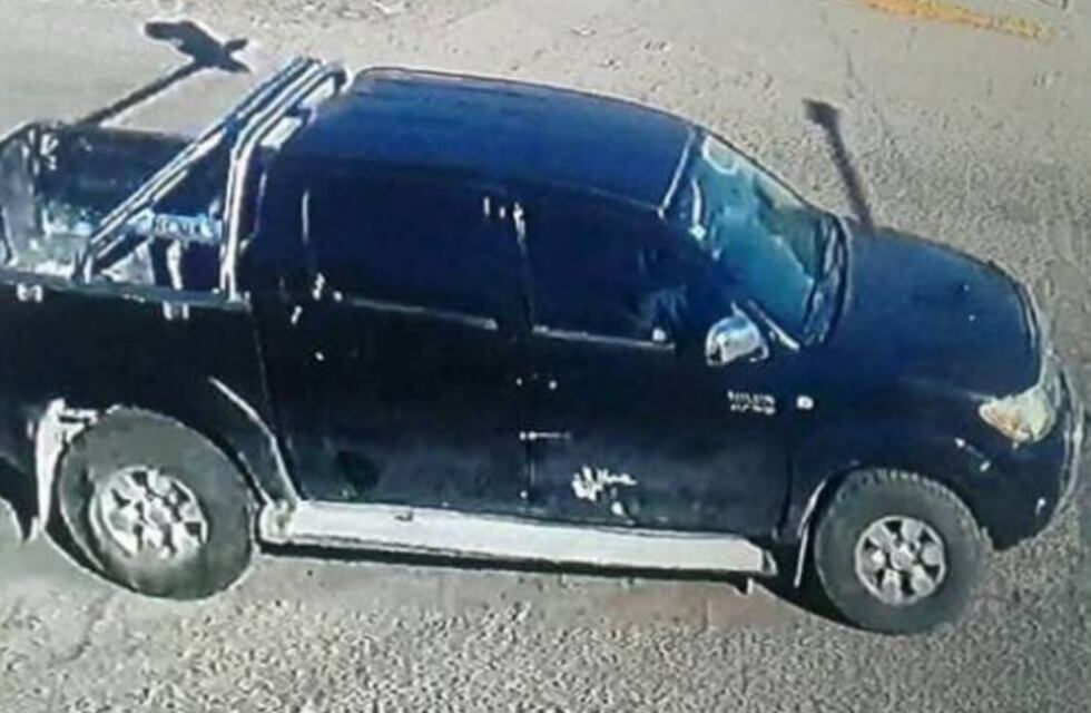 Pasó un semaforo en rojo, atropelló a un motociclista y se dio a la fuga