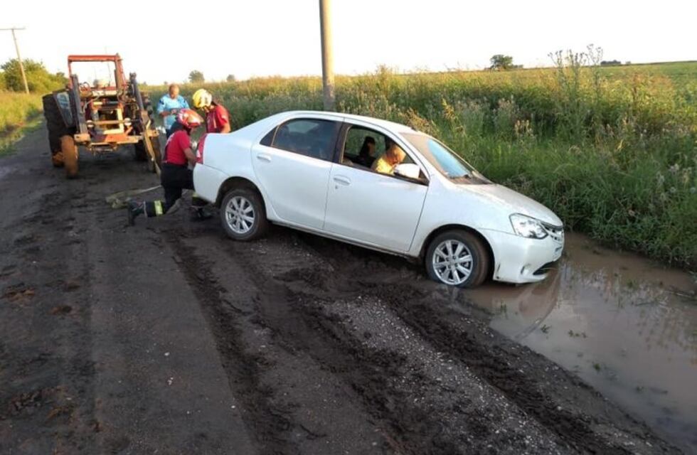 Autos empantanados en calle Miguel Daga como consecuencia de la lluvia