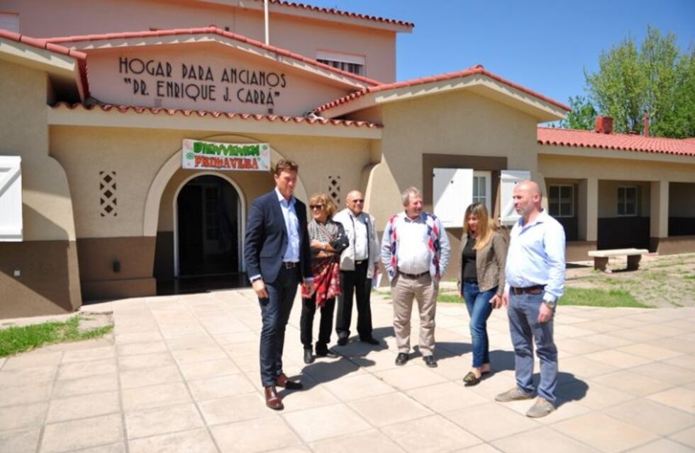 El intendente de la ciudad entregó una suma de dinero para el Hogar de Ancianos