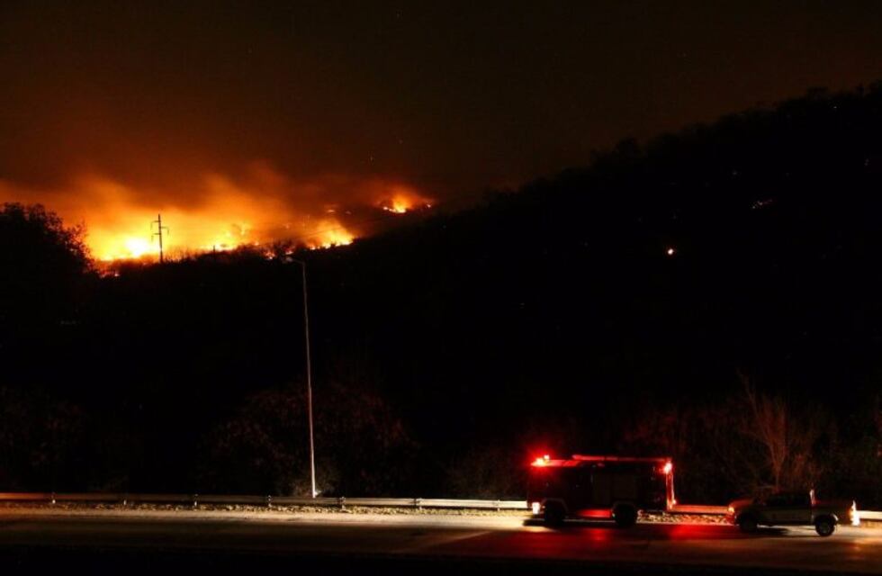 Corte en la autopista Córdoba  Carlos Paz por combate al fuego