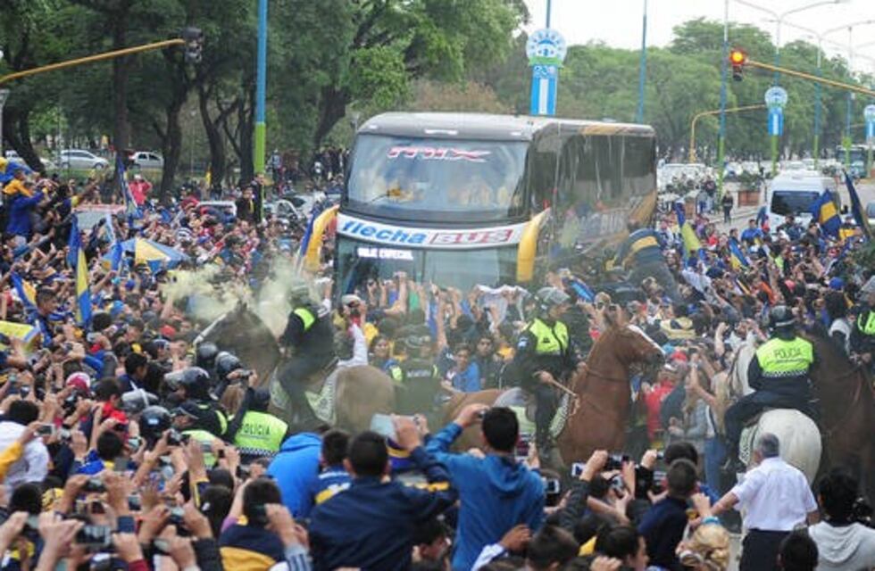 Boca llegó a Tucumán y Tevez desató la locura de los hinchas