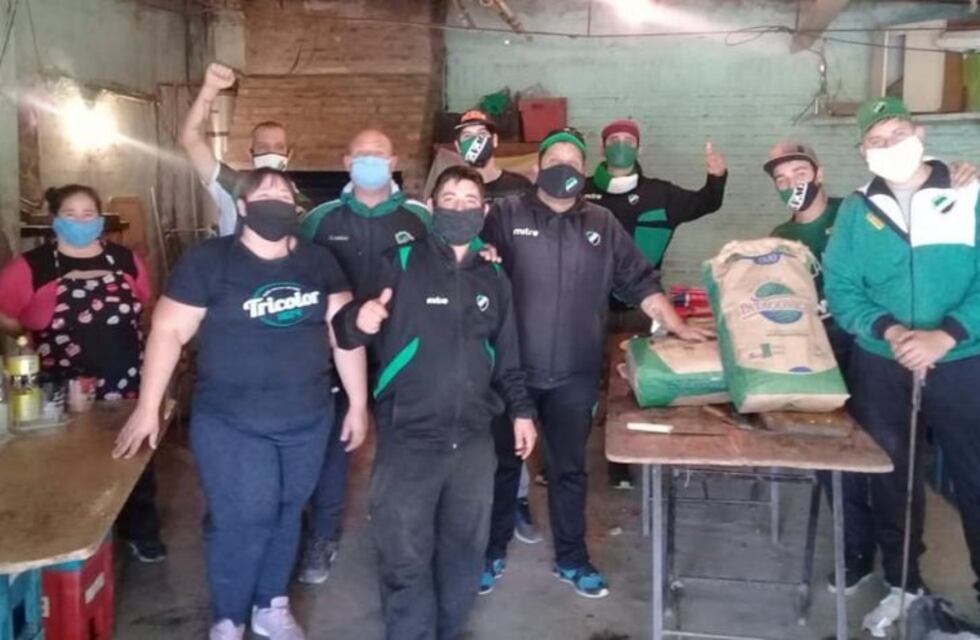 Hinchas de Villa Mitre ayudan a los más necesitados