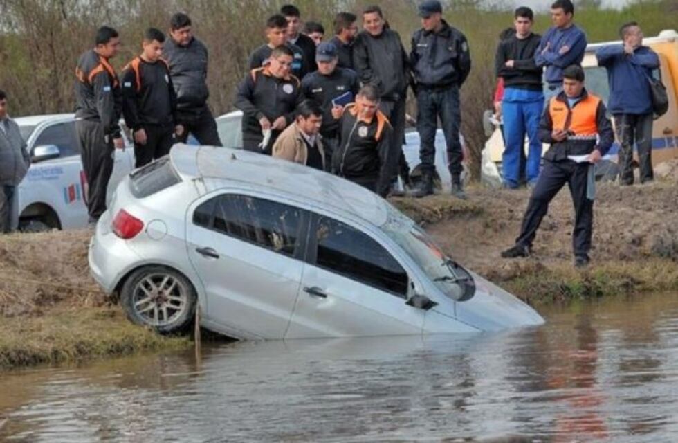 Volcó el auto en un canal y volvió caminando a su casa, pero olvidó a su amigo, que murió ahogado
