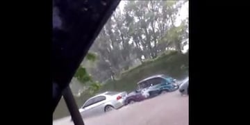 Un Fitito rescató a un BMW en plena inundación