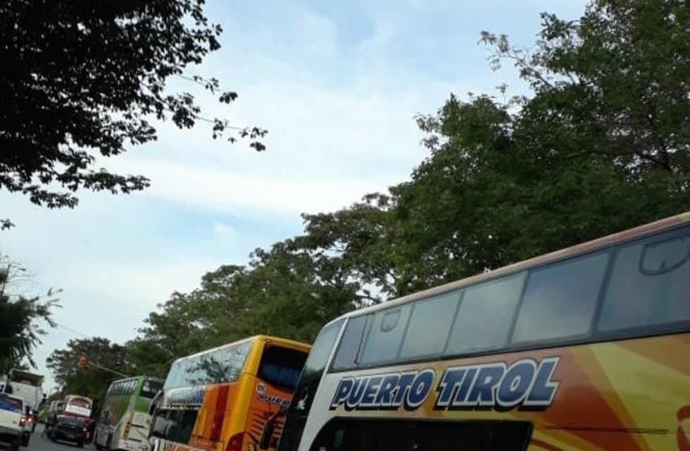 Más de cinco cuadras de colectivos para llevar a militantes