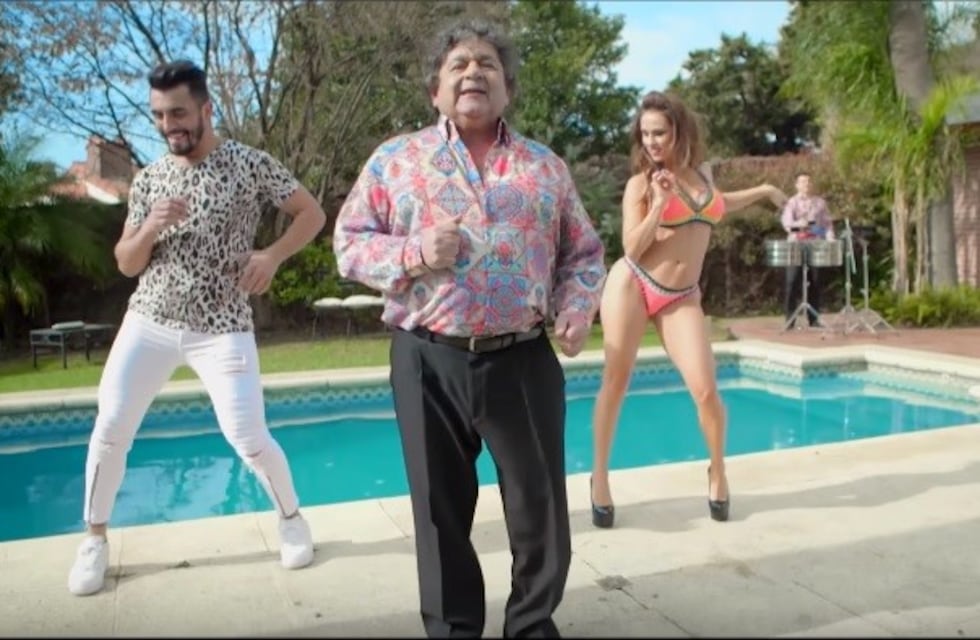 No anduvieron con chiquitas: la cola de Barby Silenzi, la protagonista del nuevo videoclip de Los Palmeras
