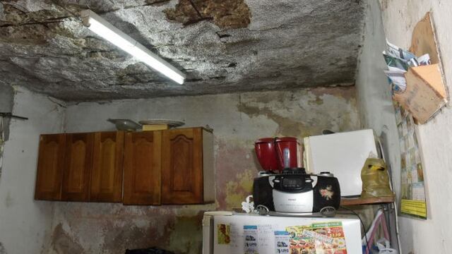 Casi no hay lugar en los techos que no haya perdido el revoque\u002E El peligro constante para los habitantes de la casa es más que evidente\u002E