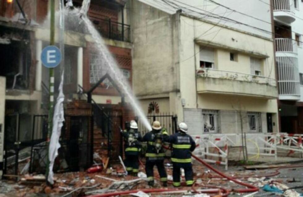 Una fuerte explosión causó un incendio en un edificio de Flores