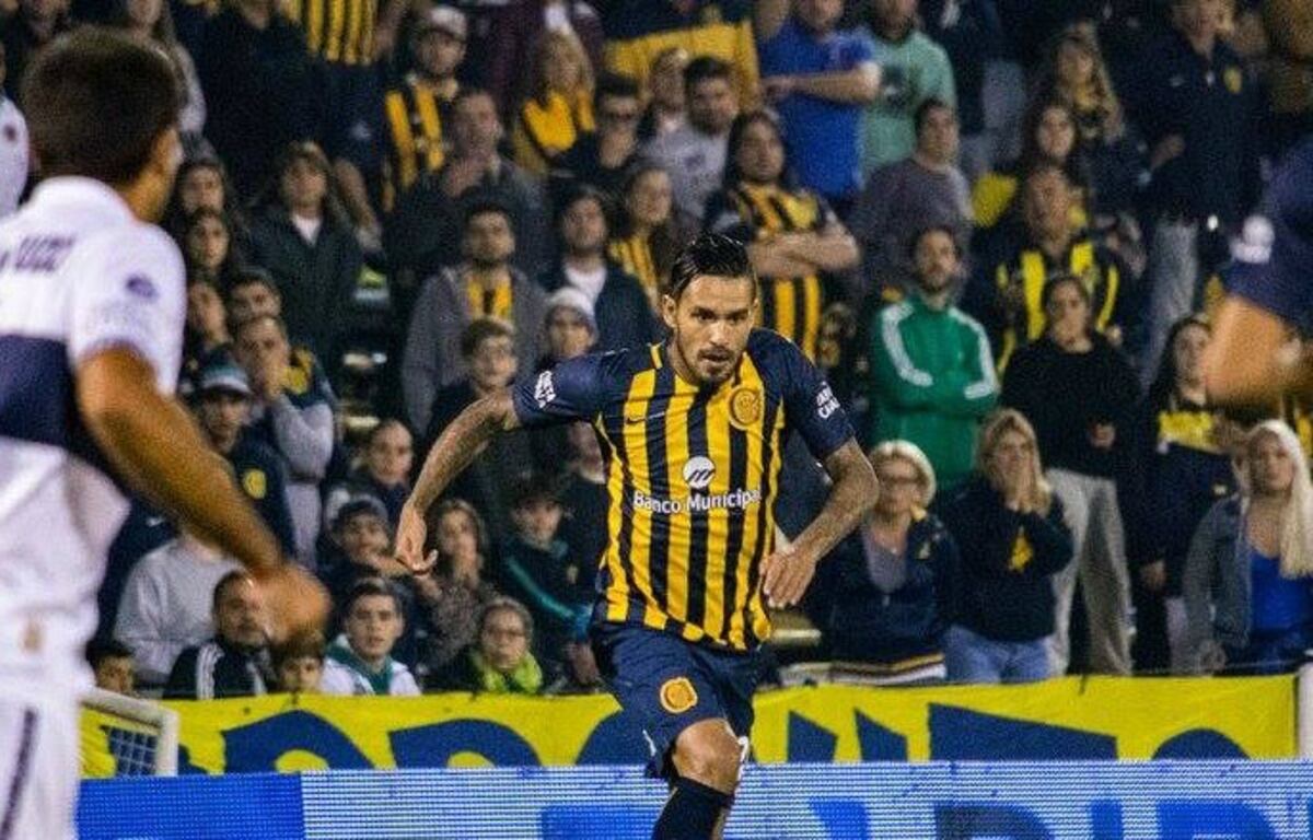 El mediocampista de Rosario Central, Gustavo Colman, lleva la pelota en el partido ante Gimnasia y Esgrima de La Plata.