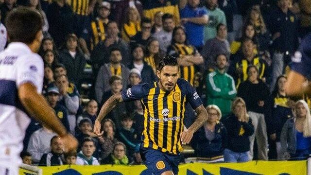 El mediocampista de Rosario Central, Gustavo Colman, lleva la pelota en el partido ante Gimnasia y Esgrima de La Plata.