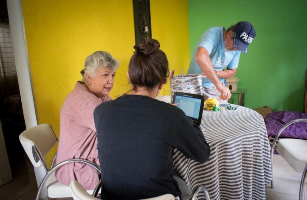 Clases virtuales, retomar hobbies e crear en la cocina: así vive la cuarentena una familia de San Francisco