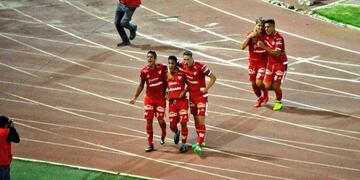 Al final, Tévez hizo festejar a la Gloria, que volvió a la discusión arriba\u002E