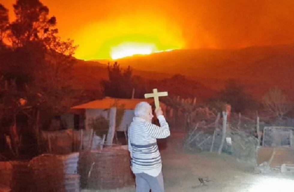 La foto: doña Delfina y el crucifijo para frenar las llamas