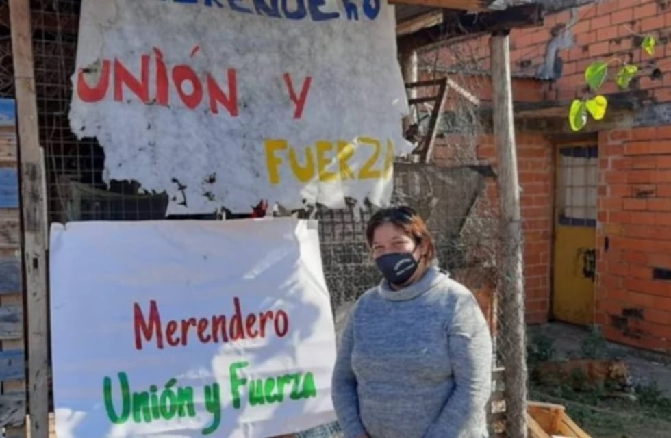 Conocé la historia de la “tía” de Itatí: Romina cocina para todos los vecinos del barrio que no tienen para comer