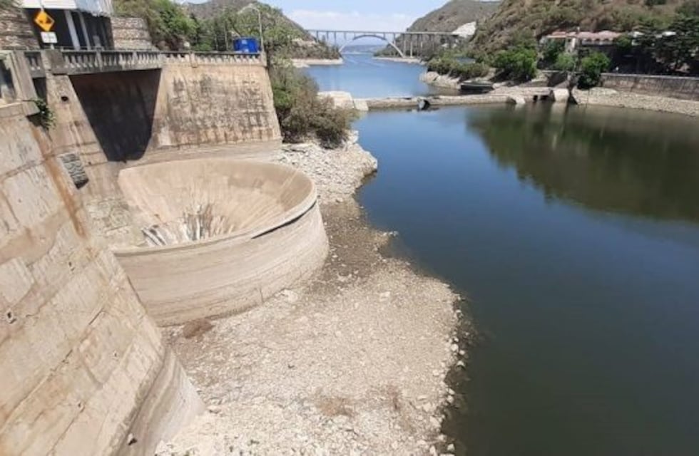La impactante y desoladora imagen del dique San Roque en plena emergencia hídrica