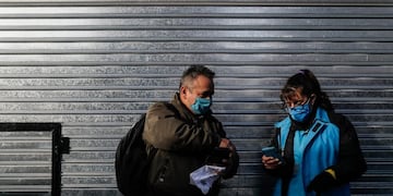 AME9408\u002E BUENOS AIRES (ARGENTINA), 29/06/2020\u002E Personal de la policía realiza controles este lunes en un ingreso a la ciudad de Buenos Aires (Argentina)\u002E Ingresar a la ciudad de Buenos Aires supuso este lunes enfrentarse a embotellamientos de varios kilómetros por los estrictos controles que realizaron las fuerzas de seguridad en los pasos habilitados desde las populosas localidades que la rodean, en el marco del endurecimiento de la cuarentena por el aumento de casos de coronavirus\u002E EFE/Juan Ignacio Roncoroni