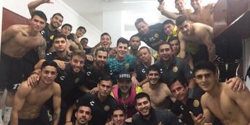 Los festejos siguieron en el vestuario (Foto: @Dorados)