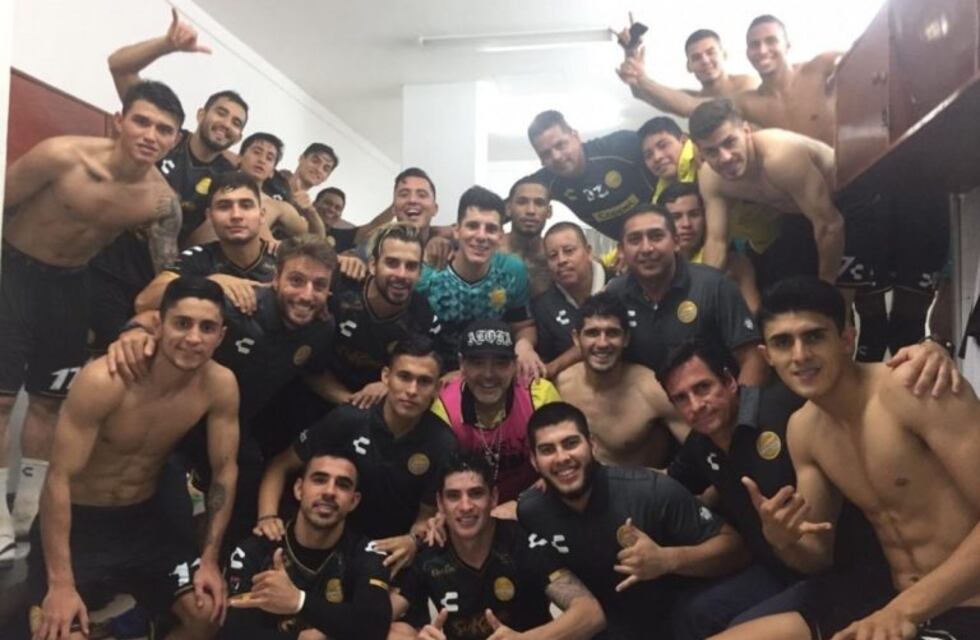 Maradona ganó con Dorados y volvió a festejar bailando