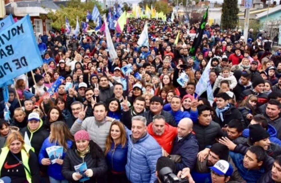 Arcioni realizó una caminata "espontánea" por las calles de Trelew junto a Maderna
