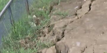 Esta vez una grieta se originó en la barranca sobre el río Paraná\u002E El escenario es el club Náutico Avellaneda, en la zona norte de Rosario\u002E (Captura de TV)