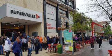 Estudiantes puntanos esperando a cobrar las Estampillas Escolares en San Luis\u002E