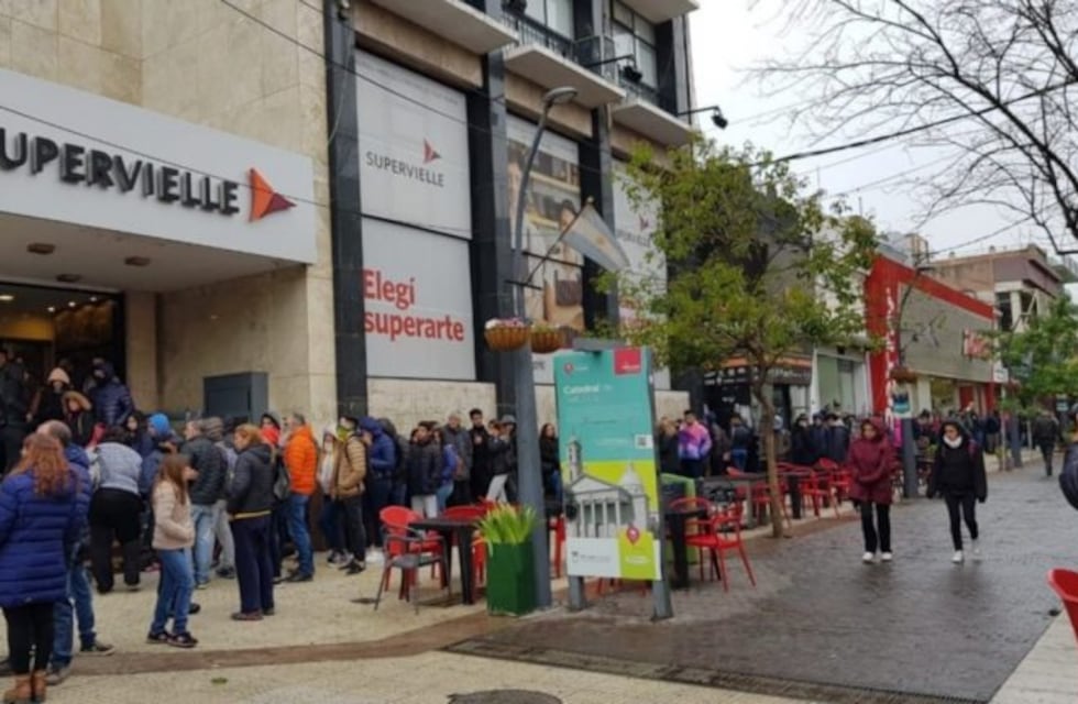 Estudiantes puntanos del secundario cobran sus estampillas bajo la lluvia