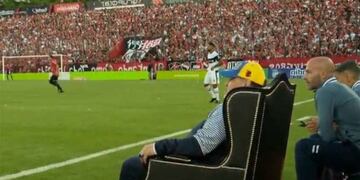 Diego Maradona en el trono en el Coloso Marcelo Bielsa\u002E (Archivo)