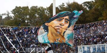 AME4856\u002E LA PLATA (ARGENTINA), 08/09/2019\u002E- Aficionados aguardan la llegada de Diego Maradona, en la previa de la sesión de entrenamiento hoy, domingo 08 de septiembre de 2019, en la ciudad de La Plata, provincia de Buenos Aires (Argentina)\u002E El 5 de septiembre Maradona fue confirmado como nuevo entrenador de Gimnasia y Esgrima La Plata y su objetivo tras firmar contrato por un año, es salvar al Lobo del descenso\u002E EFE/Demian Alday