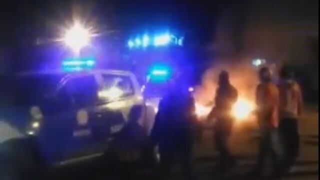 Protesta de vecinos de Cabu00edn 9 durante el traslado de personas detenidas por un presunto intento de secuestro entre Rosario y Pu00e9rez.