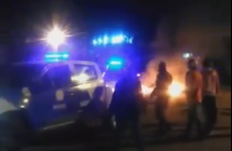 Vecinos de Cabín 9 filmaron la reacción de la policía ante una protesta por la falta de seguridad