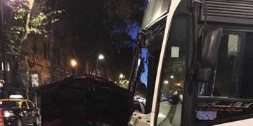 Choque colectivo 39 y auto.