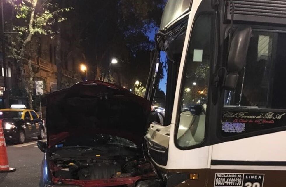 Choque entre un auto y un colectivo en Monserrat: al menos seis heridos
