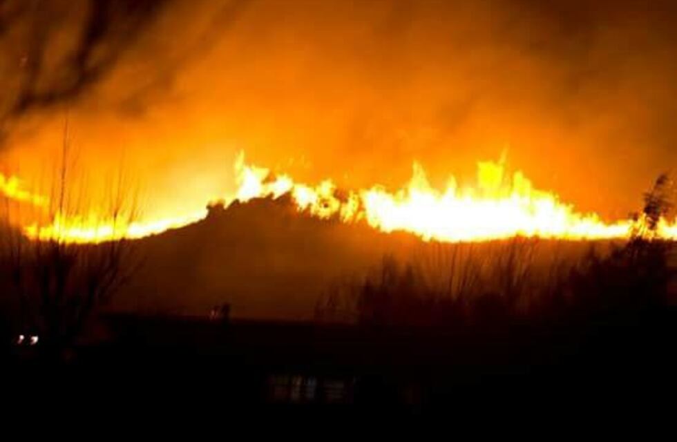 Los fuertes vientos reavivaron incendios