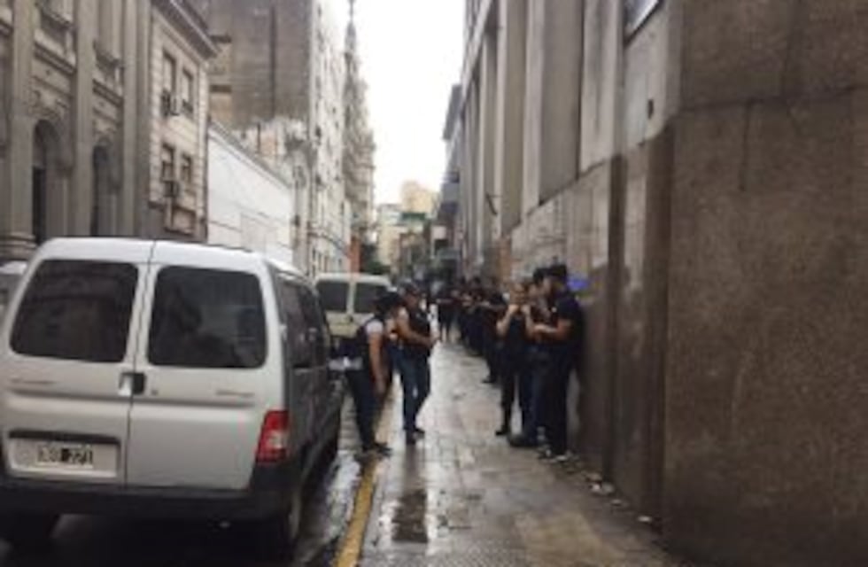 La Policía de Seguridad Aeroportuaria y Afip iniciaron una serie de allanamientos en el centro