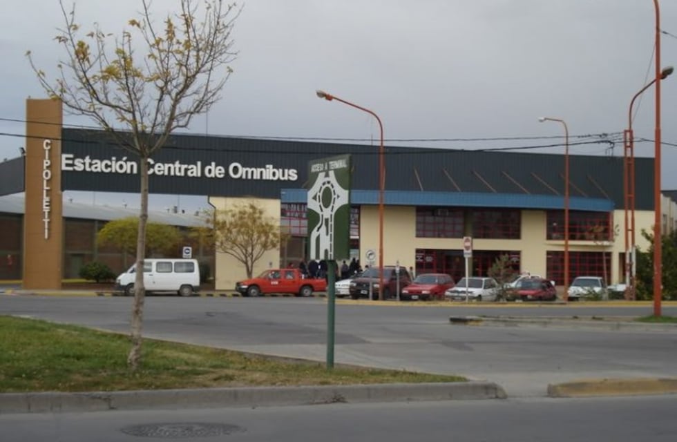 Detuvieron a dos personas en la terminal de ómnibus de Cipolletti con 20 kilos de marihuana