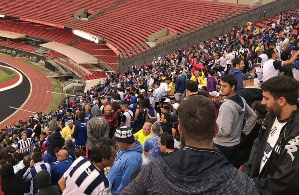 Los hinchas de Talleres, cantando bajo la lluvia y copando el Morumbí