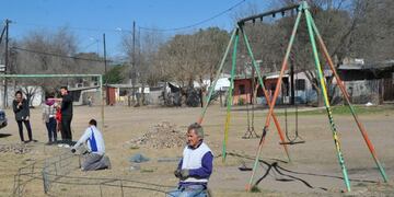 Un grupo de vecinos trabajan acondicionando una plaza inclusiva en Villa La Tela\u002E