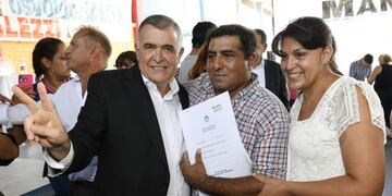 Jaldo entregó escrituras de viviendas a 45 familias\u002E (Twitter @OsvaldoJaldo)
