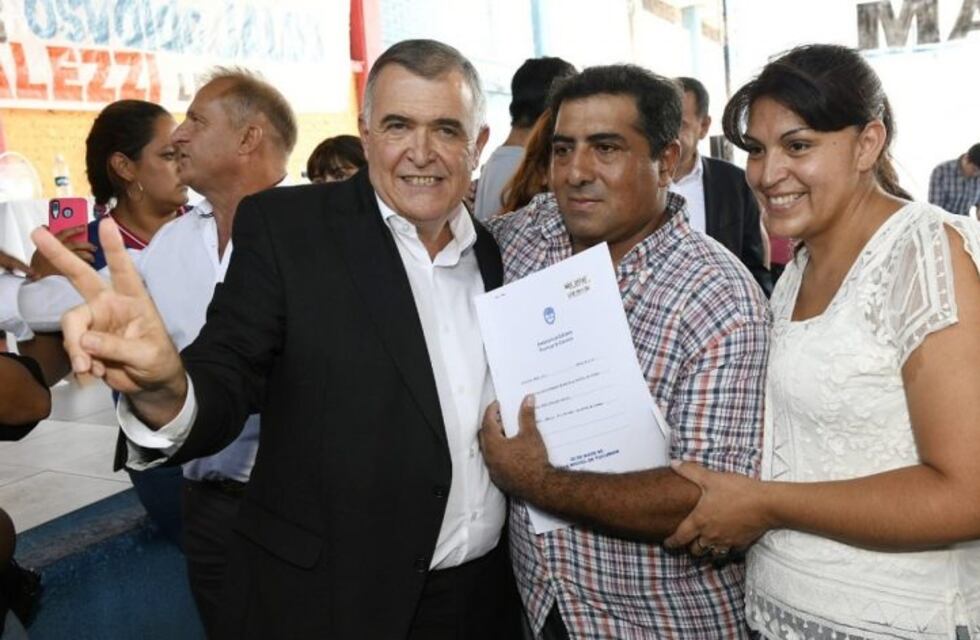 Jaldo entregó escrituras de viviendas a 45 familias