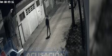 Las imágenes muestran al supuesto autor del hecho minutos después de los disparos\u002E (@fiscaliareg2)