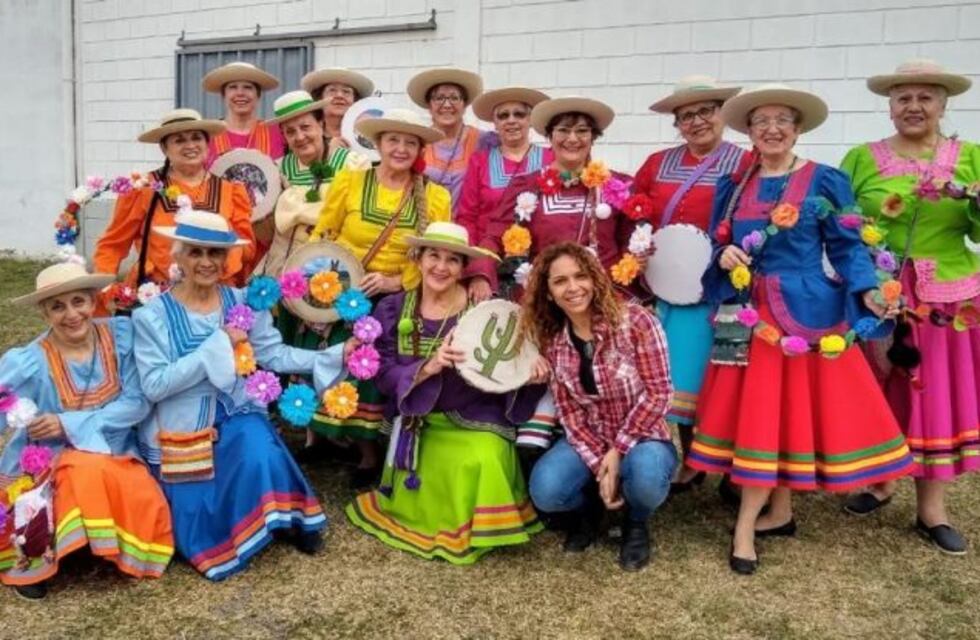 Un grupo de danza de adultos de Arroyito grabó el video de un baile con lenguaje de señas