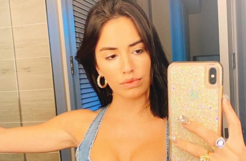 Lali Espósito le mandó un mensaje romántico a su novio con una foto en topless: “Te extraño”