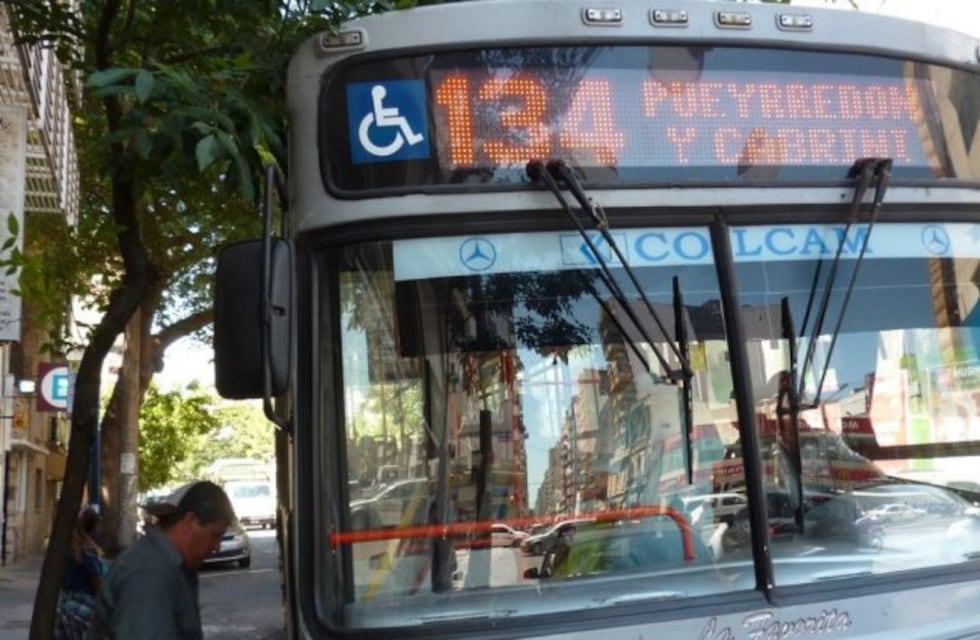 Le estalló la ventanilla del colectivo y diez años después la empresa Movi debe indemnizarla