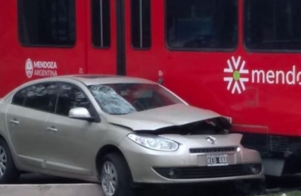 Impactante choque de un automóvil contra una unidad del Metrotranvía