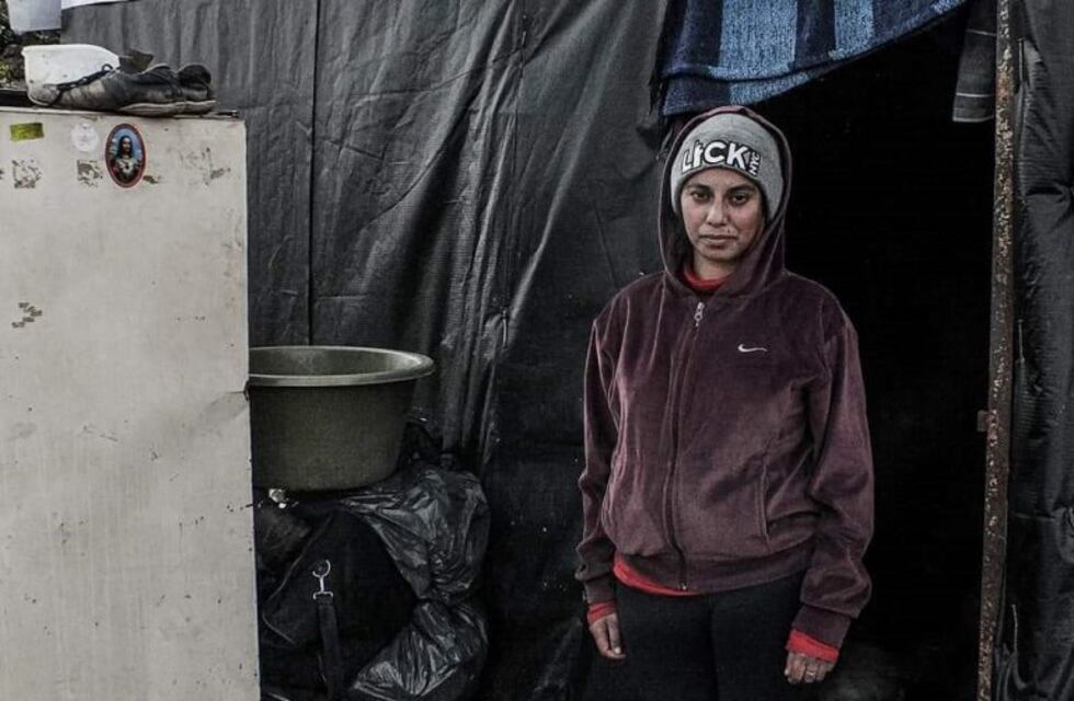 Se mudaron a una casilla de lona tras no poder pagar más alquiler: ella está embarazada