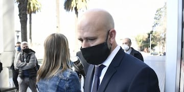 El ex fiscal regional Patricio Serjal llegó minutos antes de las 14\u002E30 para ser imputado en el Centro de Justicia Penal\u002E (@mauroyasprizza)